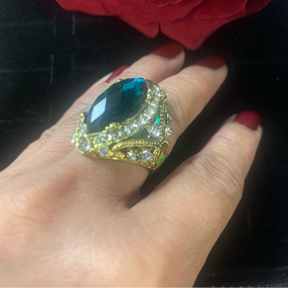 Eye shaped Ring Irregular Zircon Big Green Rhinestones Gold Tone - Picture 3 of 11